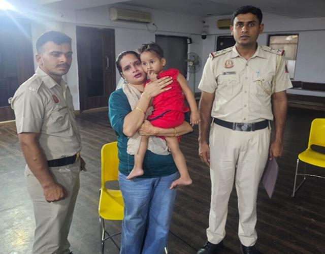 दिल्ली पुलिस का कमाल, 30 मिनट के अंदर ढूंढ ले आई लापता बच्चे को
