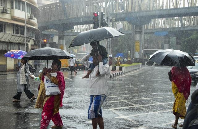 मुंबई में आया मानसून: पहली बारिश ने ही मचा दी आफत, कहीं गिरे पेड़ तो कहीं भरा पानी
