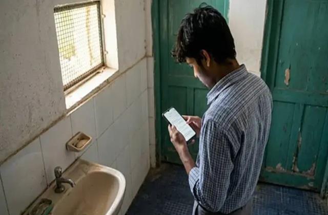 NEET Exam के बीच पेट दर्द का बहाना कर वॉशरूम भागा छात्र, फिर फ्लश टैंक से खुला बड़ा राज