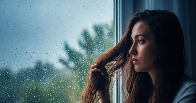 Monsoon में क्यों बढ़ जाता है बालों का झड़ना? बारिश शुरू होने से पहले कर लीजिए ये काम