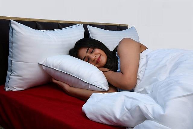 Soft या Hard, गर्दन दर्द से बचने के लिए कौन-सा Pillow लेना बेहतर?