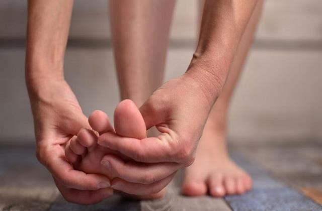 सावधान! ठंडे और सुन्न पैर हो सकते हैं इन गंभीर बीमारियों का संकेत