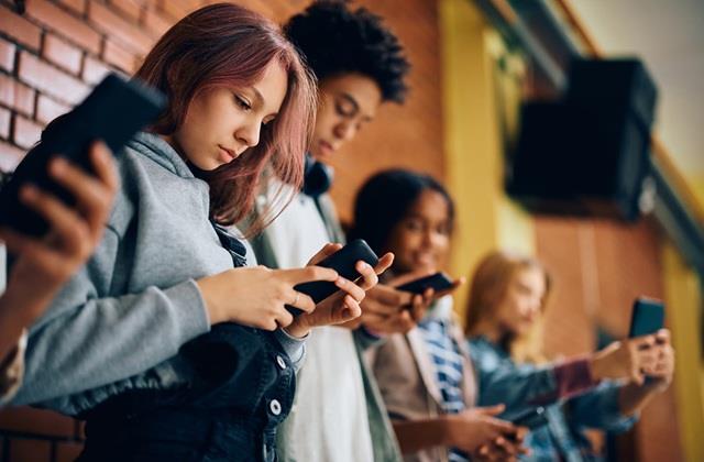 हर रोज 2 घंटे से ज्यादा Social Media यूज कर रहा है बच्चा, तो उसे Depression का ज्यादा खतरा