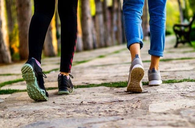 सिर्फ 30 सेकंड उल्टा चलने की आदत बदल सकती है आपकी सेहत, जानें रेट्रो वॉकिंग के 7 फायदे