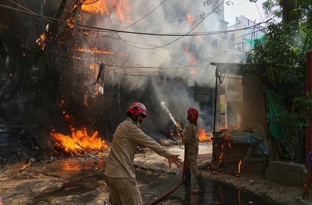 दिल्ली में दर्दनाक हादसा: रेस्टोरेंट मेंआग लगने से 20 लोगों की मौत, जान बचाने के लिए इमारत से कूदे लोग