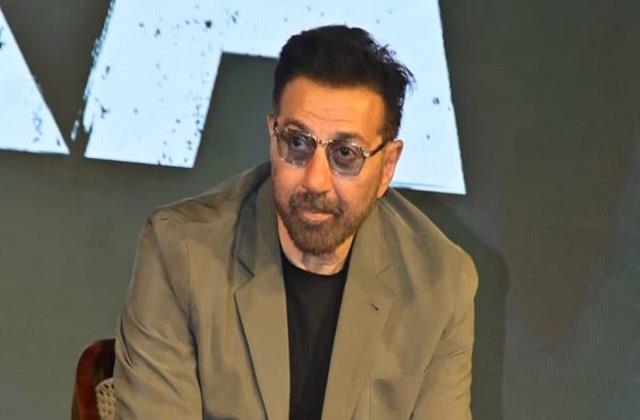 करोड़ों की नेट वर्थ के बावजूद फटे जूतों में दिखे Sunny Deol, VIDEO देख चौंके फैंस