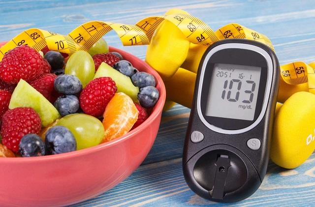 गर्मियों में Diabetes मरीज जरूर खाएं ये 5 फल, Blood Sugar रहेगा कंट्रोल