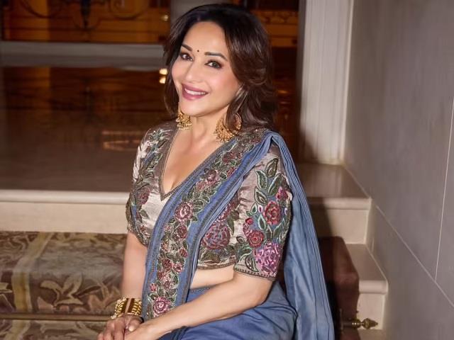 Madhuri Dixit ने फिर लौटाया डेनिम साड़ी का ट्रेंड, एथनिक फैशन में जोड़ा Modern Ethnic Twist