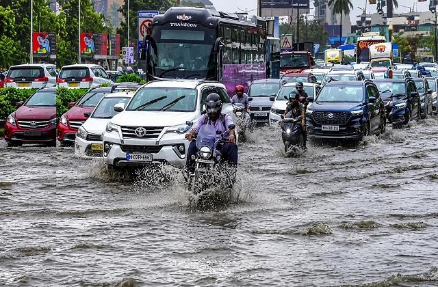 इस शहर में महज 4 घंटे की बारिश से डूबे कई इलाके, ट्रैफिक जाम से थमी रफ्तार