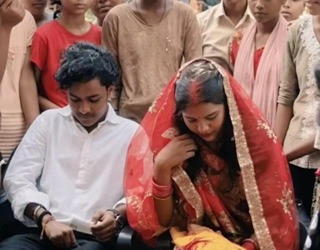 अजब प्रेम की गजब कहानी, बचपन से साथ पली- बढ़ी बहनों ने कर ली एक दूसरे से शादी