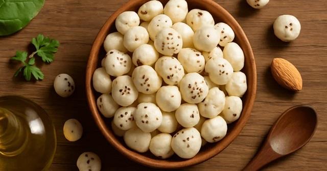 मखाना खाने से पहले जरूर पढ़ें ये जरूरी बातें, दिखें ये 5 लक्षण तो तुरंत करें परहेज