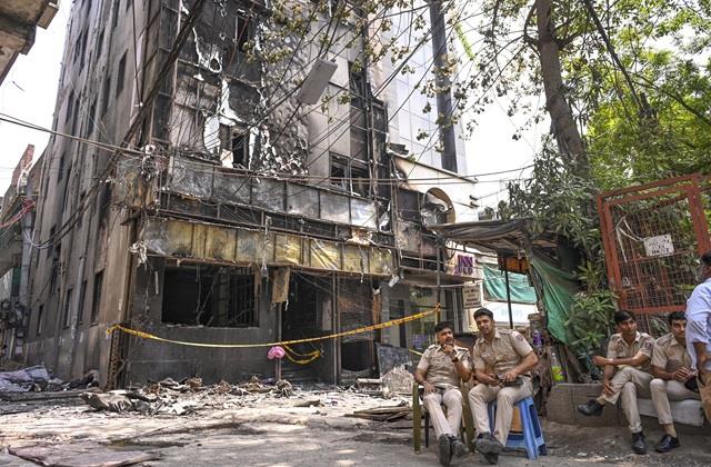 गम में डूबा दिल्ली का मालवीय नगर... 21 लोगों की मौत के बाद दुकानें- होटल बंद, चारों तरफ पसरा सन्नाटा