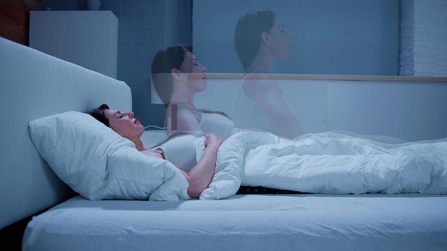 रात में बार-बार खुल जाती है नींद? शरीर दे रहा इस बीमारी का संकेत