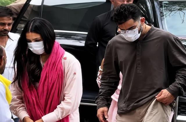 नंगे पांव और गले में तुलसी की माला पहन वृंदावन पहुंचे Virat-Anushka