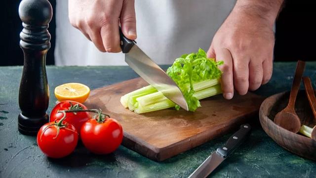 नहीं खराब होगी कटी हुई सब्जियां, Kitchen में इन तरीकों से कर लें स्टोर