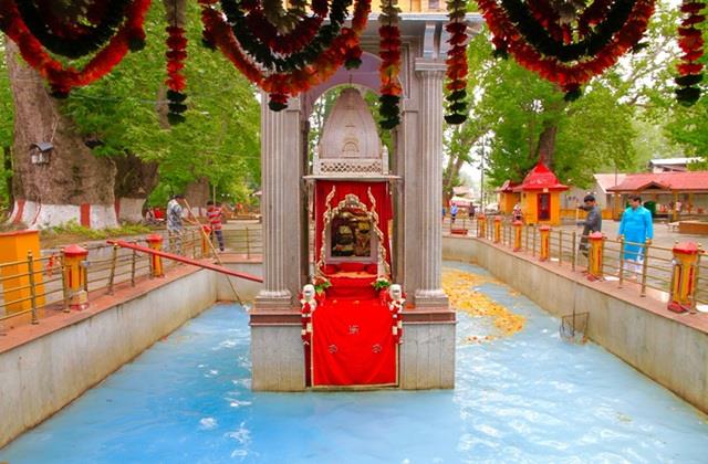 बेहद चमत्कारी है कश्मीर का खीर भवानी मंदिर, यहां कुंड के पानी का रंग करता है भविष्यवाणी