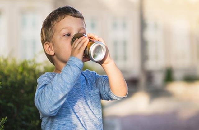 बच्चों को भूलकर भी ना दें उनकी  Favourite Drinks, नहीं तो मोटापे के साथ बढ़ जाएगा BP भी