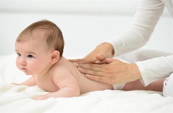 गर्मियों में बच्चे की मालिश करते समय भूलकर भी न करें ये 5 गलतियां