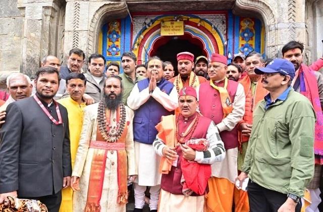 हाथ जोड़े केदारनाथ पहुंचे Mukesh Ambani, भक्ति और सादगी देख TV Actor ने की तारीफ