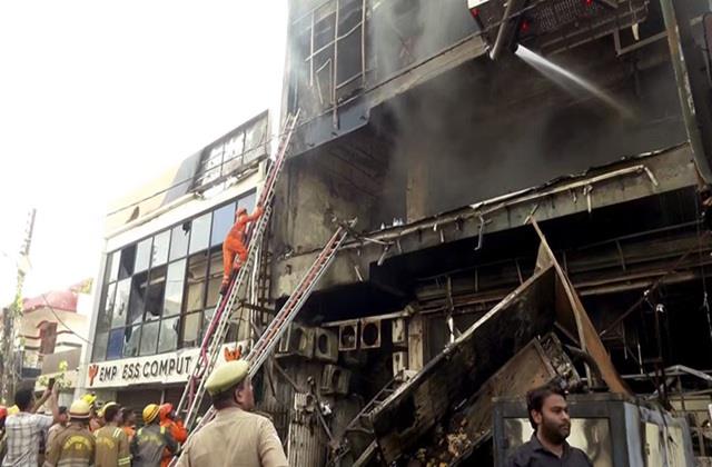 लखनऊ के अलीगंज में आग लगने से 15 लोगों की मौत, उनकी हालत देख रो पड़े डिप्टी सीएम