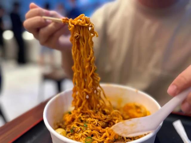 आधी रात को आप भी उठ कर खाते हो Instant Noodles? तो यह आदत आप पर पड़ने वाली है भारी