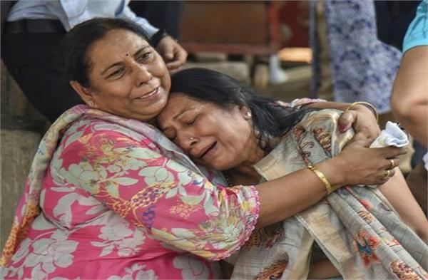 जीत गई मां की ममता... आग की लपटों के बीच घिरे बच्चे को मौत के मुंह से निकाल लाई महिला