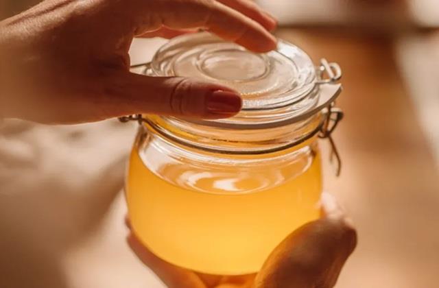 सुबह एक चम्मच घी के साथ करें दिन की शुरुआत, पेट से लेकर चेहरा होगा साफ