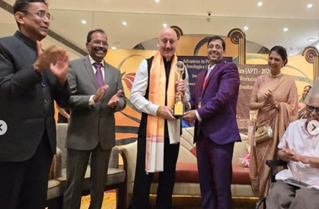 दिग्गज एक्टर अनुपम खेर को डॉक्टरों और कैंसर रिसर्च करने वालों ने दिया खास सम्मान, हुए भावुक
