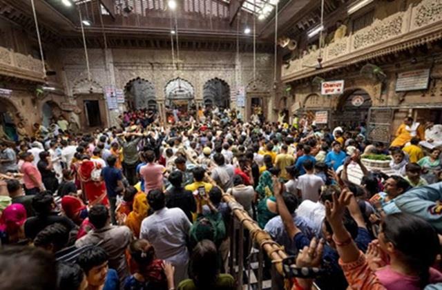 बांके बिहारी मंदिर के पास गिरा छज्जा, कई श्रद्धालुओं के घायल होने से मची अफरा-तफरी