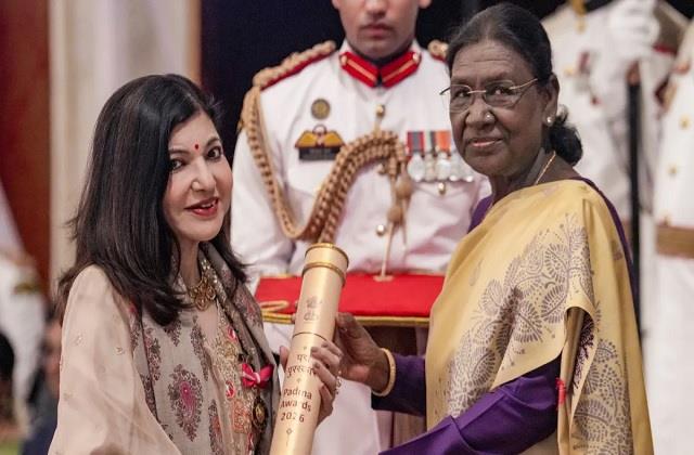 चलना-फिरना भी मुश्किल, Wheel Chair पर बैठी नजर आई Alka Yagnik, अपनी आवाज सुनने को तरसी