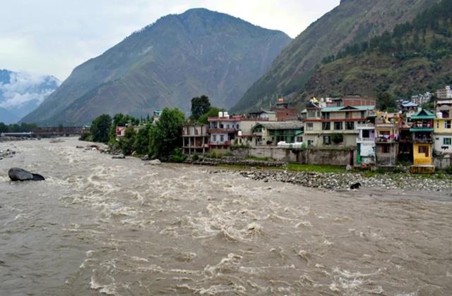 हिमाचल के सिरमौर में 36 घंटे लगातार हो रही बारिश ने किया हाल बेहाल, सड़कें बंद और स्कूलों में छुट्टी