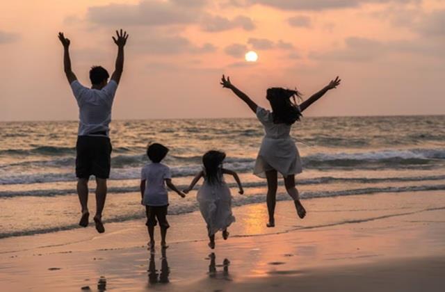 पैसे बचाने के लिए पेरेंट्स की Smart Trick, स्कूल के दिनों में जा रहे Vacation पर