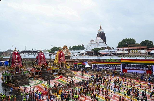 गर्भगृह से बाहर आ रहे हैं भगवान जगन्नाथ, बलभद्र और देवी सुभद्रा, दोपहर 2 बजे खींचा जाएगा रथ