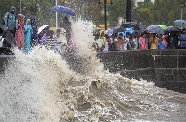 बाढ़ का डर, ट्रेन ठप, सड़कों में जाम... भरी बारिश में डूबा Mumbai, हर तारीफ ताबही ही तबाही