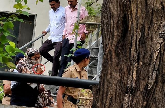 मंगेतर को मारने वाली सिया गोयल को नहीं है अपनी हरकत पर पछतावा !मीडिया के सामने किया अश्लील इशारा