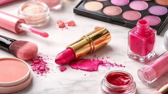 टूटी Lipstick को फेंके न ये  5 DIY Makeup हैक्स जो बचाएंगे आपके हजारों रुपये