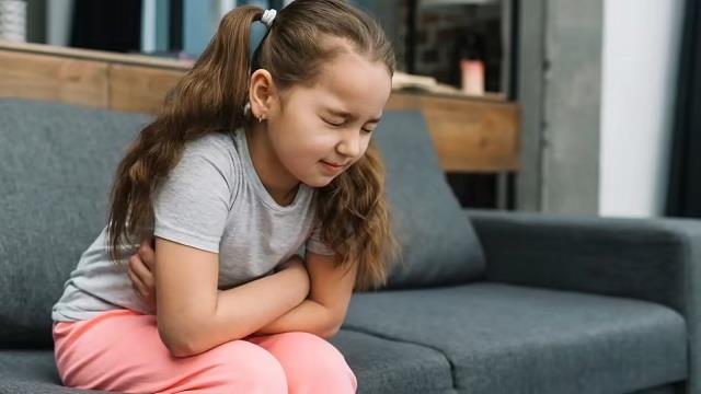 बच्चे को हो गई है कब्ज? डाइट में शामिल करें ये 5 फल, मल होगा मुलायम और पेट भी रहेगा साफ