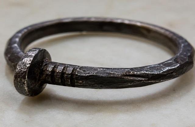 गलती से भी इस अंगुली में न पहनें शनि का छल्ला, बनते काम भी बिगड़ सकते हैं