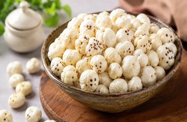 गुणों से भरपूर मखाना इन 5 लोगों को नहीं खाना चाहिए