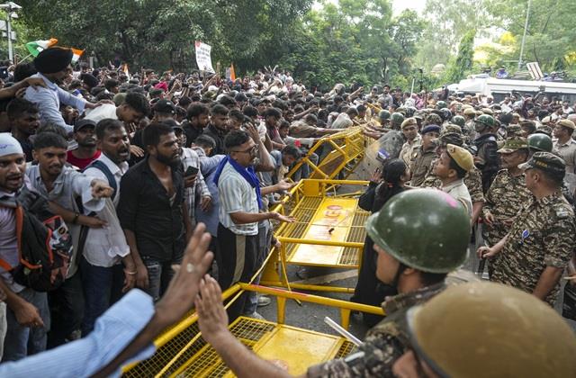 मेट्रो स्टेशन बंद, पैदल ऑफिस जा रहे लोग...CJP के 'चलो संसद' मार्च के कारण दिल्ली में ये हैं हालात
