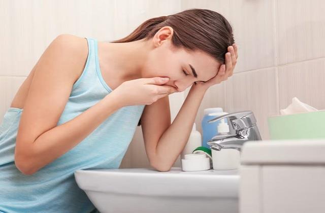 उल्टी जैसा महसूस हो रहा है? जीभ के नीचे रखें ये एक चीज, तुरंत मिलेगा आराम