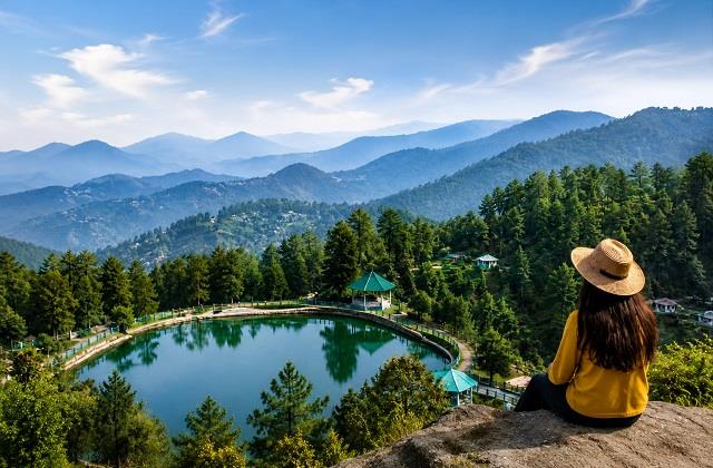 Delhi से सिर्फ 250 KM दूर बसा है ये खूबसूरत हिल स्टेशन, वीकेंड में करें सुकून भरी यादगार ट्रिप