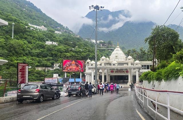 लाखों भक्तों के लिए आई बड़ी खबर, लगातार चौथे दिन भी वैष्णो देवी यात्रा सस्पेंड