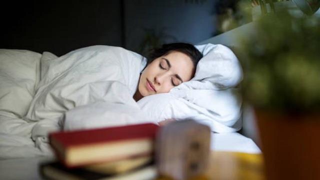 रात को नहीं आती चैन की नींद? सोने से पहले करें ये काम आएगी गहरी नींद