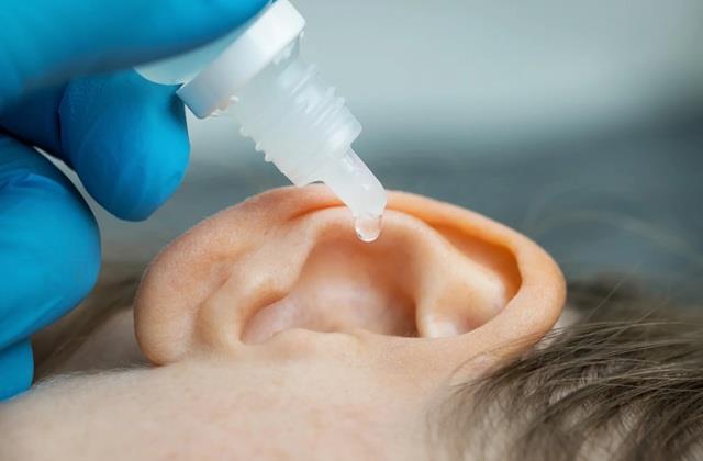 Earwax निकालने के होते हैं कुछ नियम, बार- बार कान में Drops डालने की कभी ना करना गलती