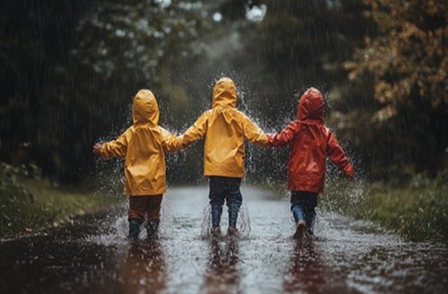Monsoon Fashion Tips: बारिश में बच्चों को क्या पहनाएं क्या नहीं, यहां जानिए कपड़ों से जुड़ी पूरी गाइड