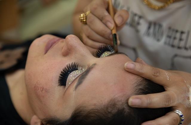 अब दुल्हन नहीं कर पाएगी मेकअप! इस देश में शादी की रस्मों पर लगा बैन