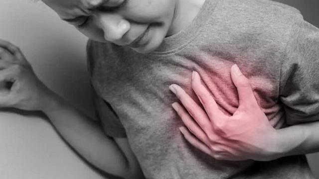 हार्ट अटैक से पहले महिलाओं में दिखते हैं ये 5 संकेत