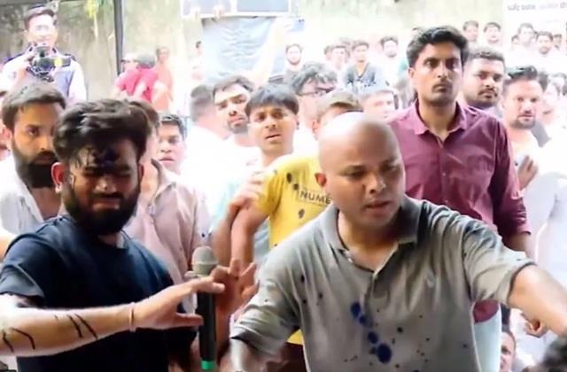भूख हड़ताल पर बैठे अभिजीत दीपके पर महिला ने फेंकी स्याही, थप्पड़ मारने की भी कोशिश
