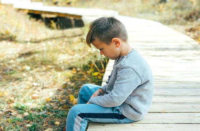 बच्चों की परवरिश में न करें ये 5 गलतियां, मन में घर कर सकती है हीन भावना